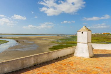 Ria Formosa Doğal Parkı, Algarve, Portekiz 'deki gelgit bataklıklarına bakan geleneksel beyaz gözetleme kulesi..