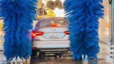 Santa Maria, Kaliforniya, ABD. 26 Temmuz 2024. Mavi fırçalar bir aracı araba yıkama istasyonundan geçerken temizler..