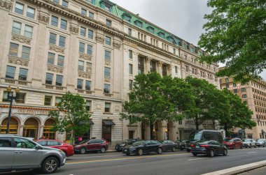 Washington D.C., ABD - 21 Mayıs 2025. Tarihi binalar ve ikonik Eski Ebbitt Izgarası ile dolu işlek şehir caddesi.