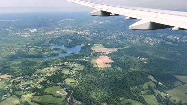Yama alanının üstündeki uçak kanadı. Yüksek kalite 4k görüntü