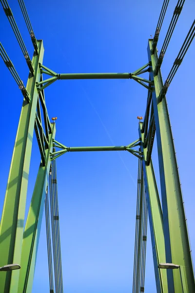 Detalle puente con estructura metálica geométrica —  Fotos de Stock