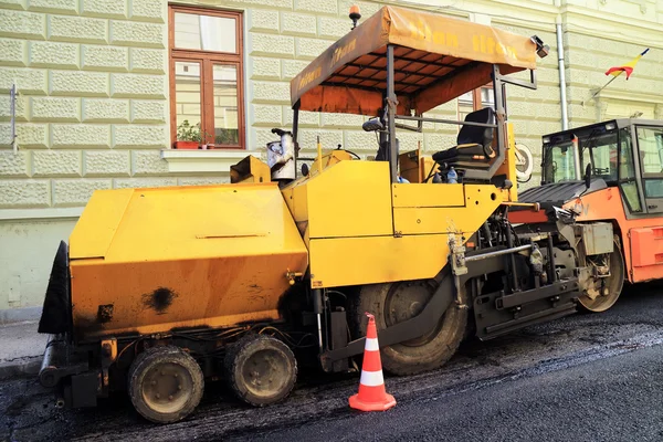 Máquina de acabado de asfalto en el trabajo — Foto de Stock