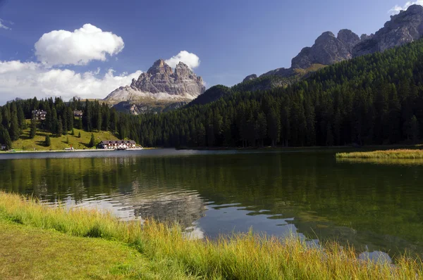 Misurina Lake in de Dolomieten — Stockfoto