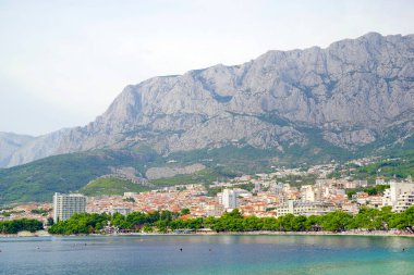Dalmaçya, Hırvatistan ve Avrupa 'daki Makarska tatil beldesinin turistik manzarası