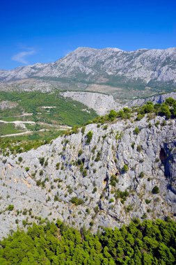 Dalmaçya kıyı şeridi dağları Omis yakınlarında. Mavi gökyüzüyle güneşli bir gün