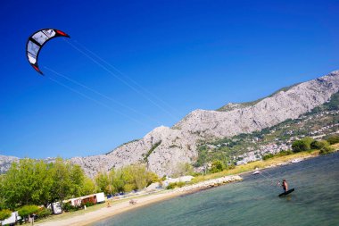 Omis Tatil Köyü, Hırvatistan ve Avrupa 'da rüzgarlı bir günde uçurtma sporlarından keyif alan turistler