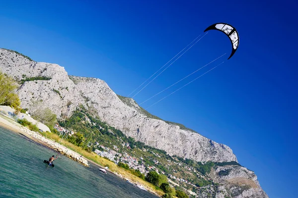 Tourists Enjoying Kite Sports Windy Sunny Day Omis Resort Croatia — Stock Photo, Image