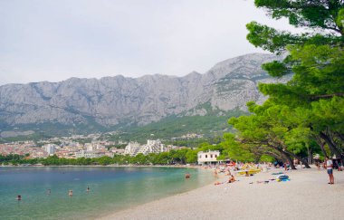 Dalmaçya, Hırvatistan ve Avrupa 'daki Makarska tatil beldesinin turistik manzarası