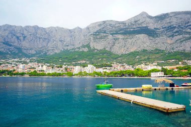 Dalmaçya, Hırvatistan ve Avrupa 'daki Makarska tatil beldesinin turistik manzarası