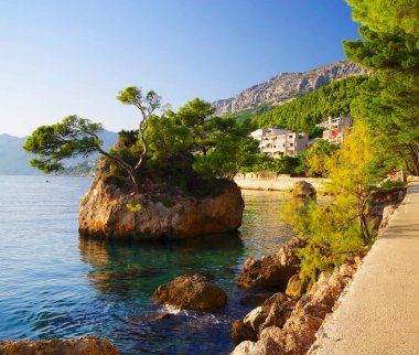 Dalmaçya, Hırvatistan ve Avrupa 'daki Makarska tatil beldesinin turistik manzarası