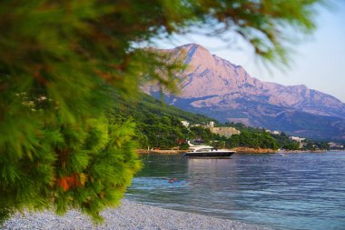 Okyanusta lüks bir yatın görüntüsü. Günbatımı renkleri.