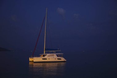 Okyanusta lüks bir yatın görüntüsü. Günbatımı renkleri.