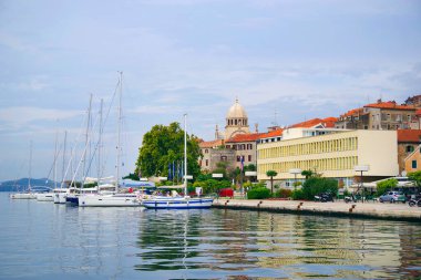 Hırvatistan, Avrupa 'nın Adriyatik kıyısındaki Dalmaçya kıyısında antik bir kasaba olan Sibenik turistik beldesinin manzarası