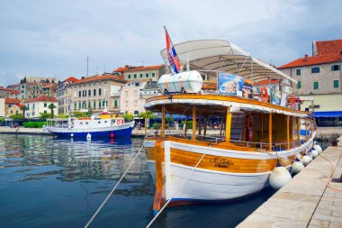 Hırvatistan, Avrupa 'nın Adriyatik kıyısındaki Dalmaçya kıyısında antik bir kasaba olan Sibenik turistik beldesinin manzarası