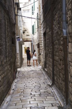 Hırvatistan, Avrupa 'nın Adriyatik kıyısındaki Dalmaçya kıyısında antik bir kasaba olan Sibenik turistik beldesinin manzarası