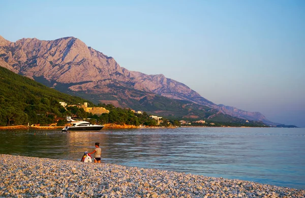 Makarska Riviera Dalmaçya Hırvatistan Adriyatik Denizi Ndeki Güzel Plajda Turistler — Stok fotoğraf