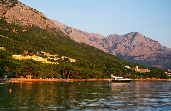 Toeristen Het Prachtige Strand Aan Adriatische Zee Makarska Riviera Dalmatië — Stockfoto