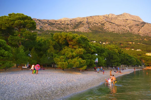 Makarska Riviera Dalmaçya Hırvatistan Adriyatik Denizi Ndeki Güzel Plajda Turistler — Stok fotoğraf