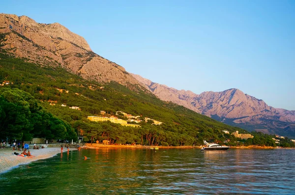 Toeristen Het Prachtige Strand Aan Adriatische Zee Makarska Riviera Dalmatië — Stockfoto