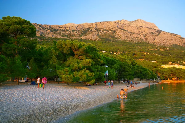 Makarska Riviera Dalmaçya Hırvatistan Adriyatik Denizi Ndeki Güzel Plajda Turistler — Stok fotoğraf