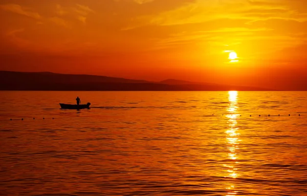 Bild Eines Fischerbootes Vor Dem Hintergrund Des Sonnenuntergangs — Stockfoto