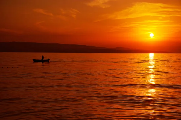 夕日を背景にした漁船のイメージ — ストック写真