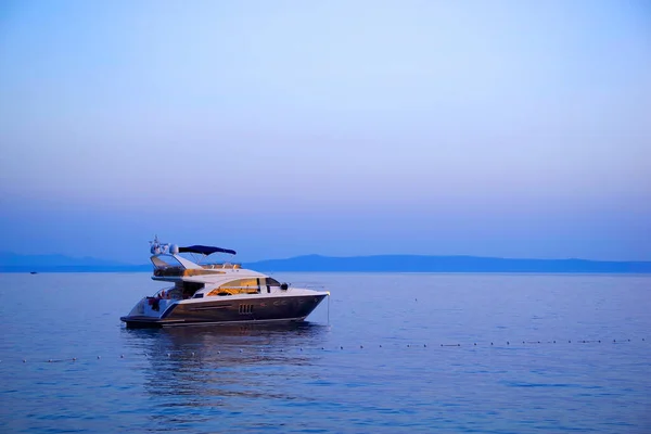 Imagen Lujoso Yate Océano Colores Del Atardecer —  Fotos de Stock