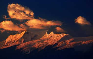 Cordiliera Blanca, Peru, Güney Amerika 'da gün batımı ışığı
