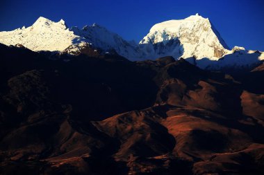 Cordiliera Blanca, Peru, Güney Amerika 'da gün batımı ışığı