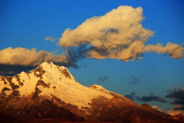 Cordiliera Blanca, Peru, Güney Amerika 'da gün batımı ışığı