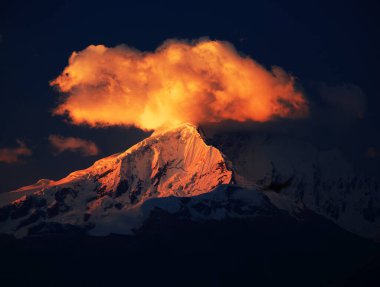Cordiliera Blanca, Peru, Güney Amerika 'da gün batımı ışığı