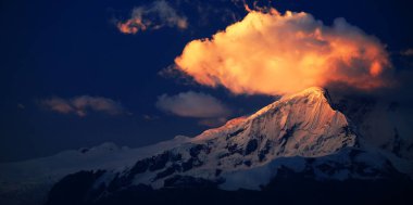 Cordiliera Blanca, Peru, Güney Amerika 'da gün batımı ışığı