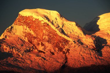 Kordiliera Blanca, Peru, Güney Amerika 'da Huascaran Tepesi (6768 metre)