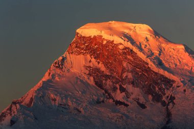 Kordiliera Blanca, Peru, Güney Amerika 'da Huascaran Tepesi (6768 metre)