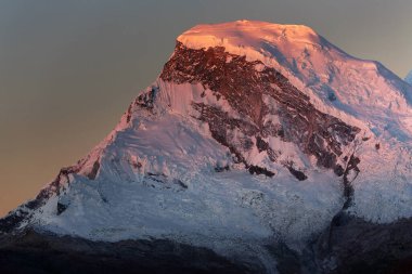 Kordiliera Blanca, Peru, Güney Amerika 'da Huascaran Tepesi (6768 metre)
