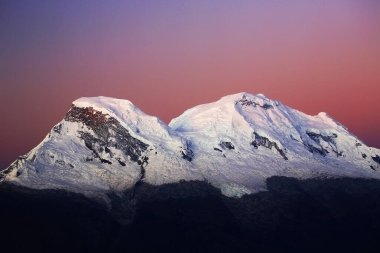 Kordiliera Blanca, Peru, Güney Amerika 'da Huascaran Tepesi (6768 metre)