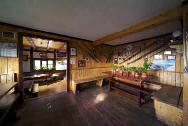 Piatra Craiului Ulusal Parkı 'ndaki eski ahşap Curmatura dağ evi, Romanya, Avrupa