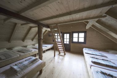 Piatra Craiului Ulusal Parkı 'ndaki eski ahşap Curmatura dağ evi, Romanya, Avrupa