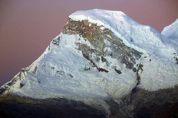 南美洲科迪勒拉布兰卡的Huascaran峰 6768M — 图库照片