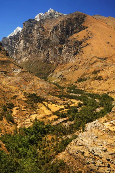 コーディレラ ブランカの高山風景 クープ バレー ペルー 南アメリカ — ストック写真