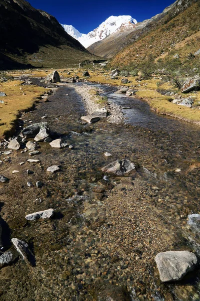 コーディレラ ブランカの高山風景 クープ バレー ペルー 南アメリカ — ストック写真