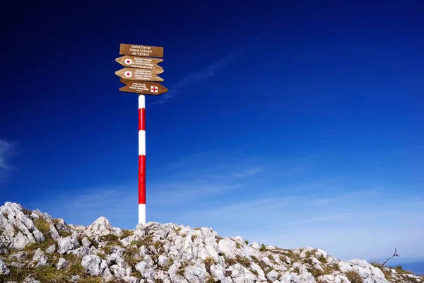 Hinweisschild Den Bergen Auf Einer Touristenroute Schöne Berge Himmel Und — Stockfoto