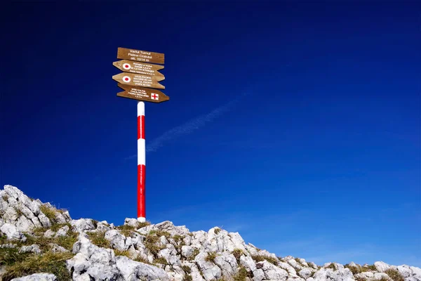 Hinweisschild Den Bergen Auf Einer Touristenroute Schöne Berge Himmel Und — Stockfoto