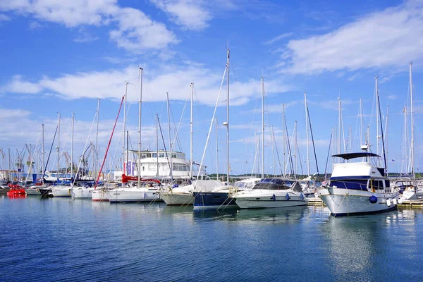 Pula, Hırvatistan ve Avrupa 'nın Adriyatik deniz limanındaki yatlar