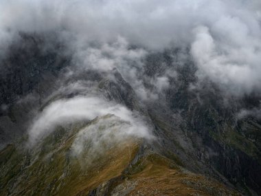 Fagaras Dağları, Romanya ve Avrupa 'da yaz fırtınalı alp manzaraları