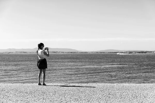 Brunetka na břehu Tajo, řeka, Portugalsko, Evropa — Stock fotografie