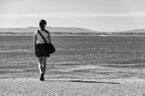 Ragazza bruna sulla riva del fiume Tago, Lisbona — Foto Stock