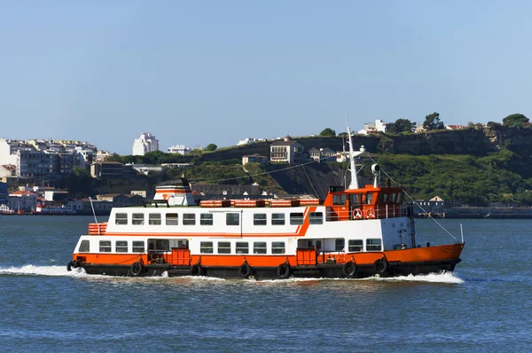 Kapal feri di sungai Tagus — Stok Foto