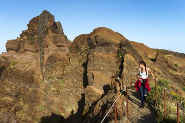 Pico, dolambaçlı dağ trekking yolundaki genç kadın ne Arieiro