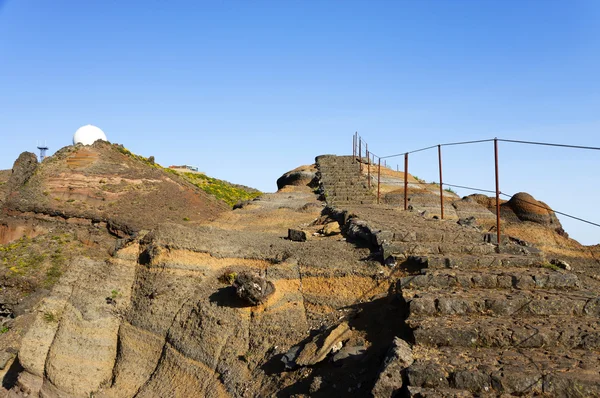 Slingrande bergsstig trekking på Pico do Areeiro, Madeira — Stockfoto